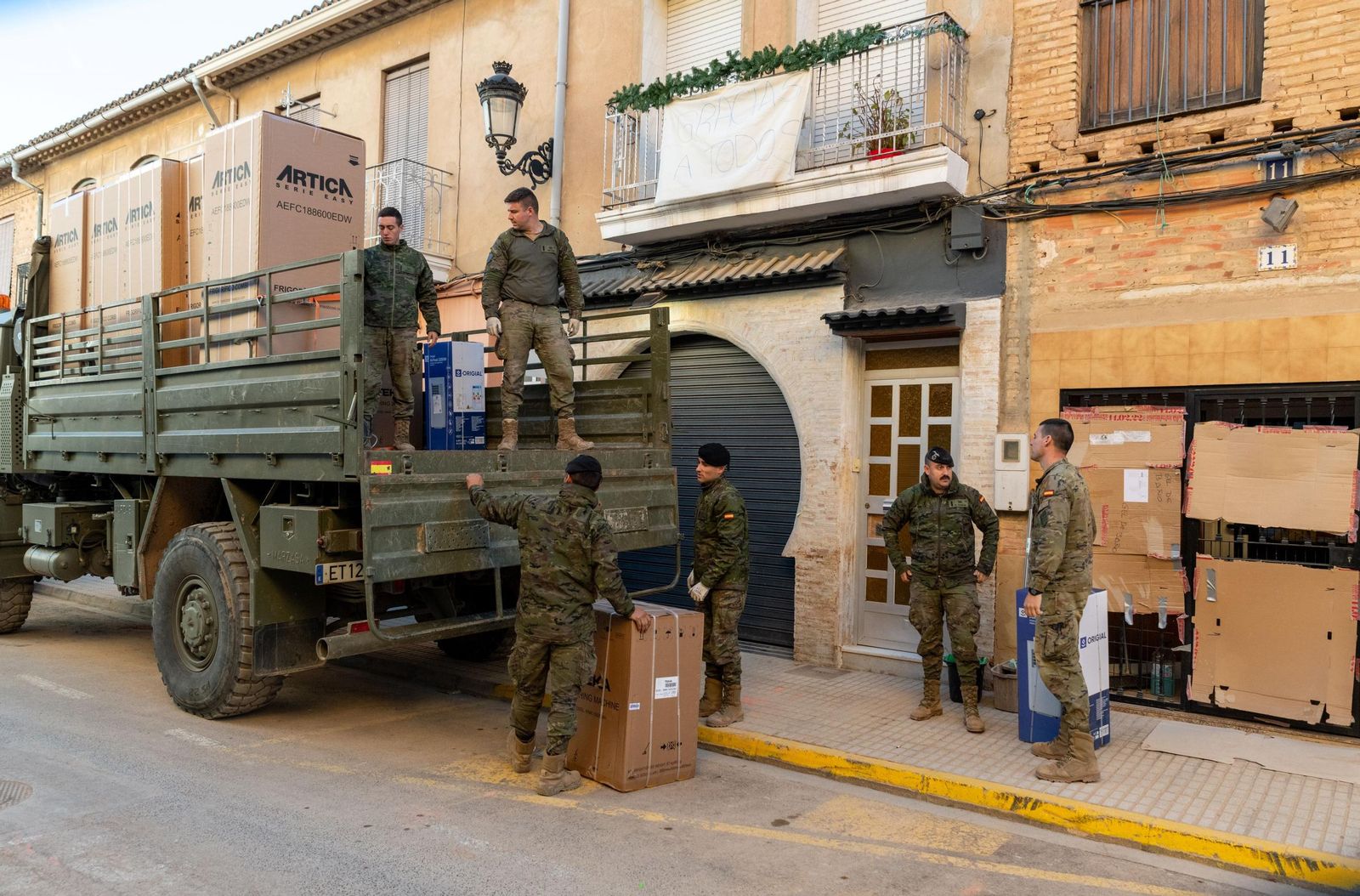 Reparto de electrodomésticos por los militares Paiporta.