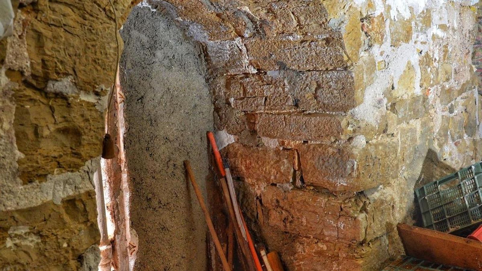 Restos de los Baños del Naranjo bajo una de las casas.