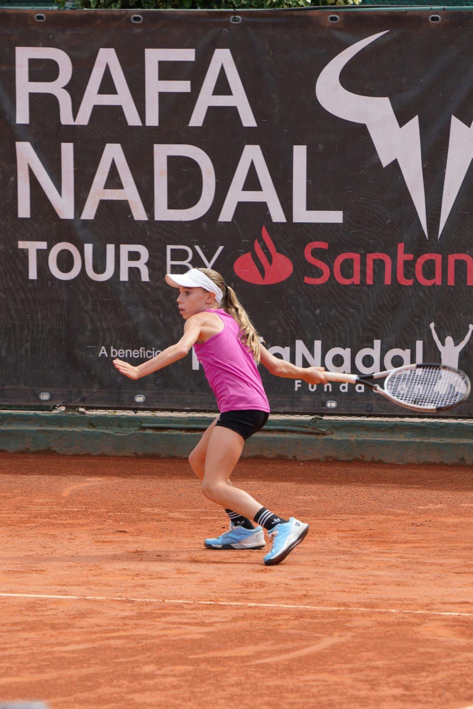 La jerezana, devolviendo una bola.