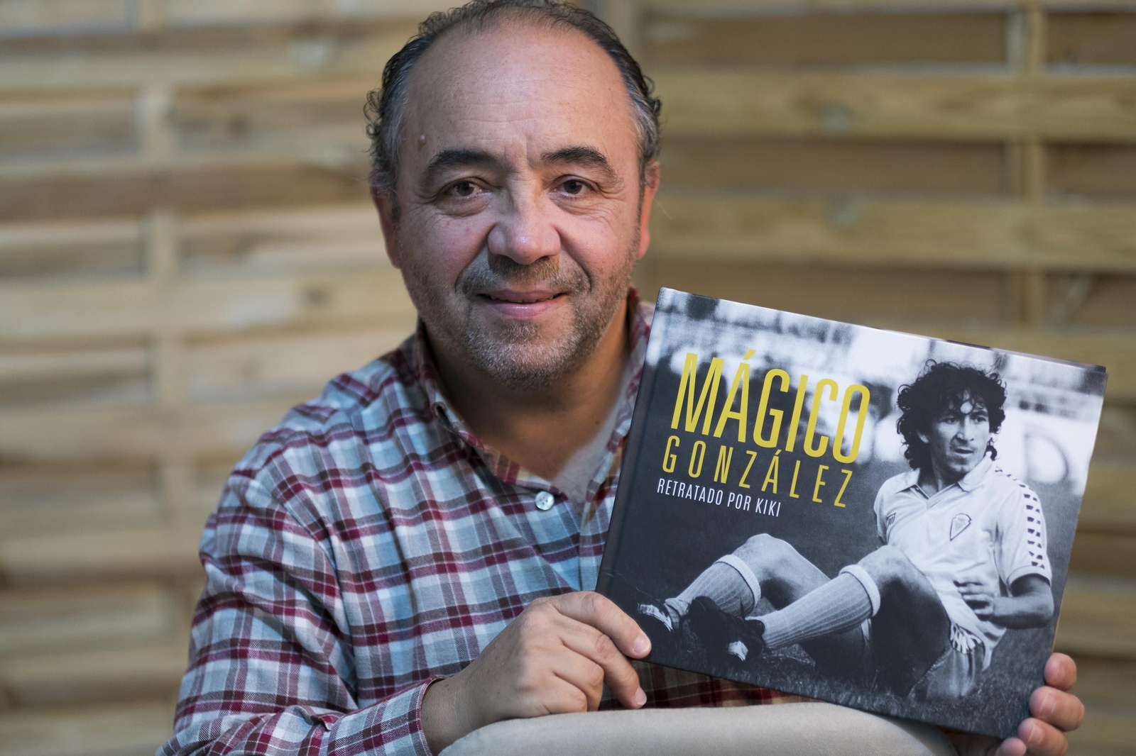 Kiki posa con el libro que este martes presenta en la Fundación Cajasol de la capital gaditana.