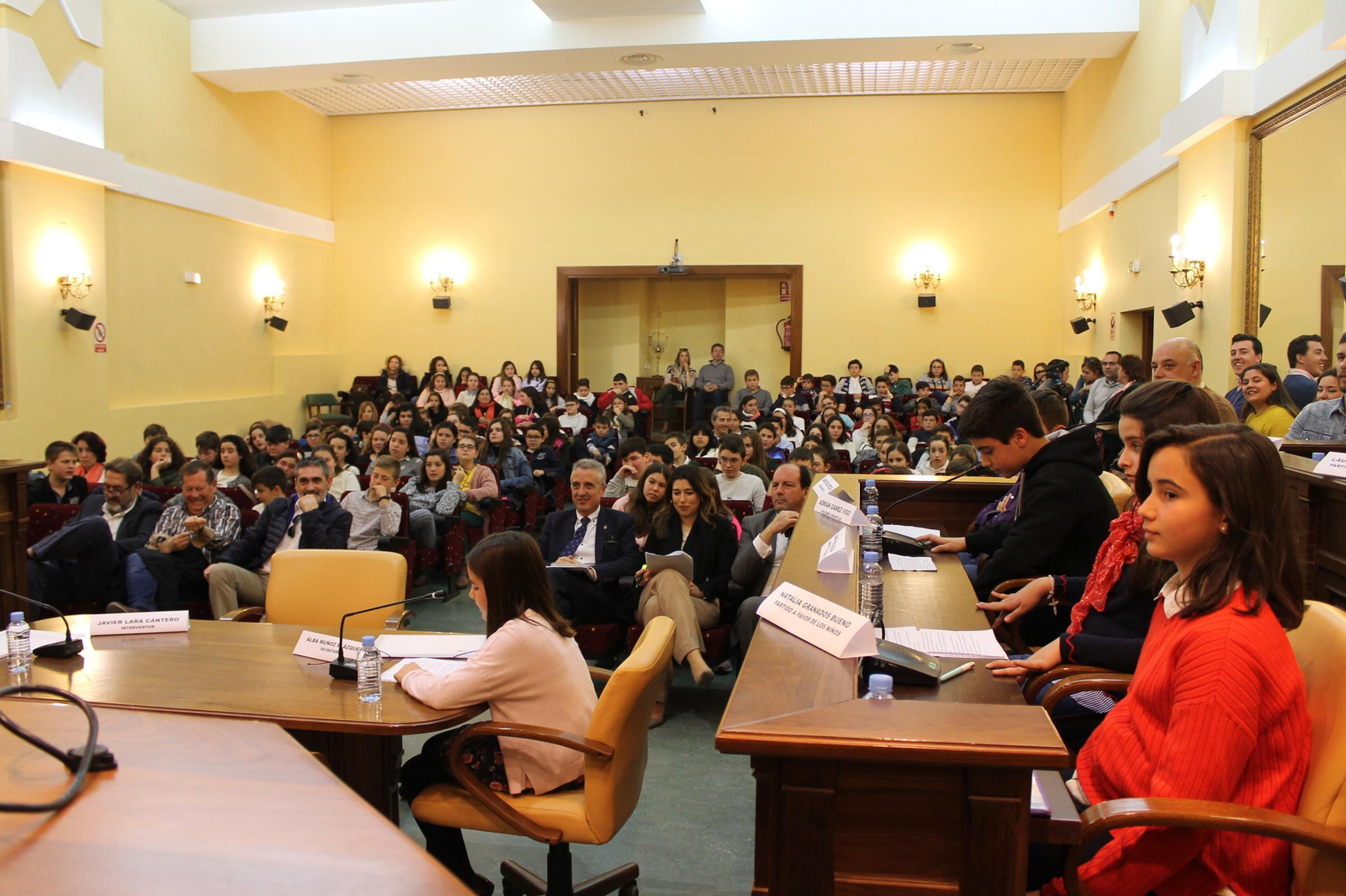 Un momento del Pleno infantil celebrado en el Ayuntamiento de Lucena