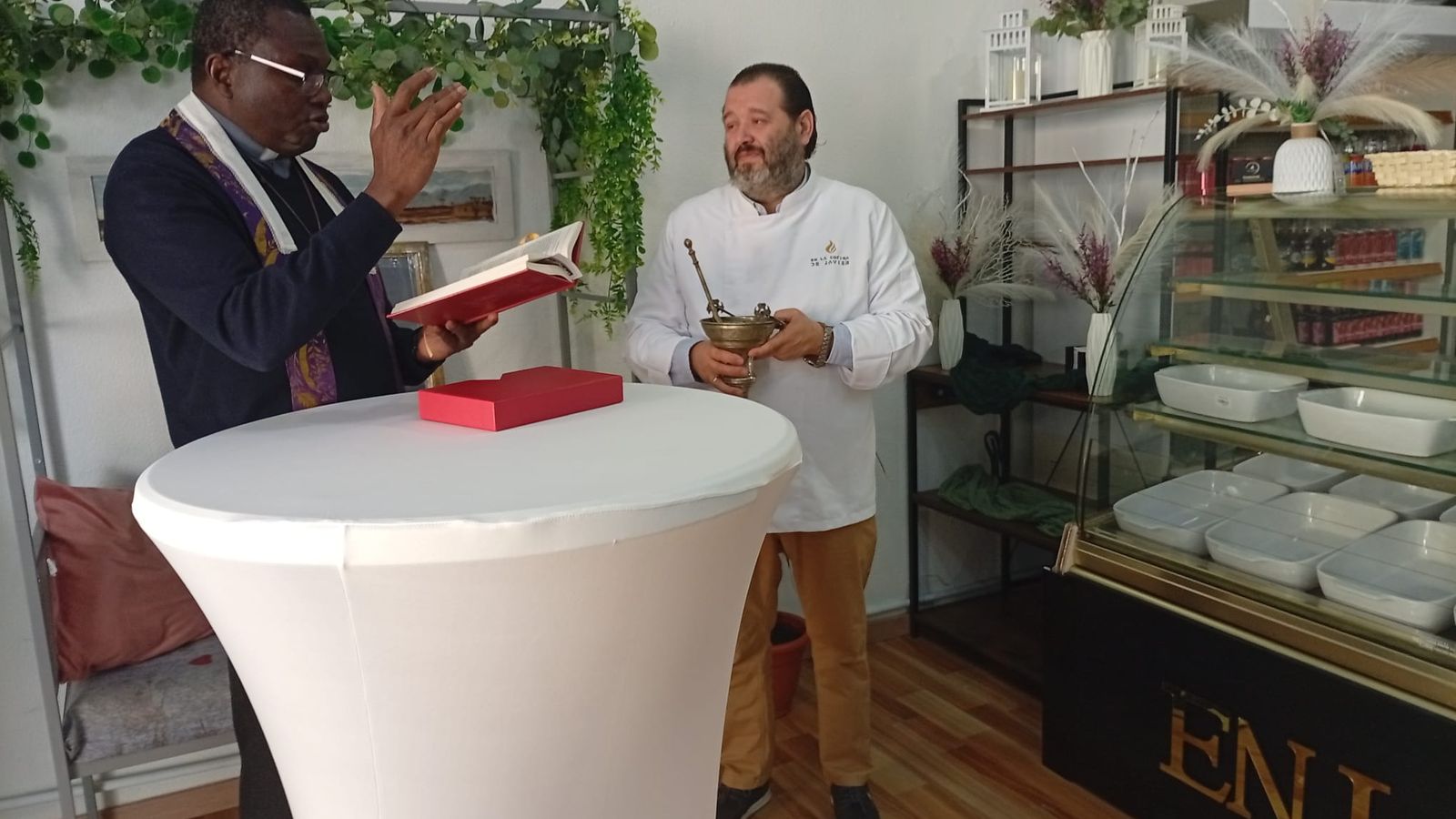 El padre Dominique Sawadobo y el chef jerezano, Javier Valderas, en la inauguración de su nuevo negocio de comida casera para llevar.