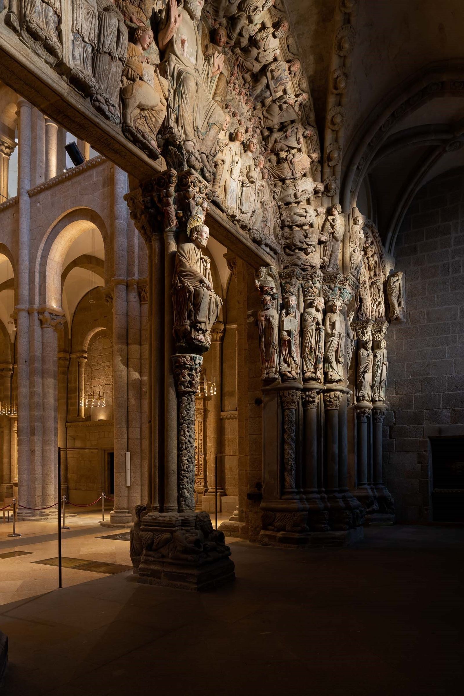 Iluminación del Pórtico de la Gloria. Al fondo, las lámparas.