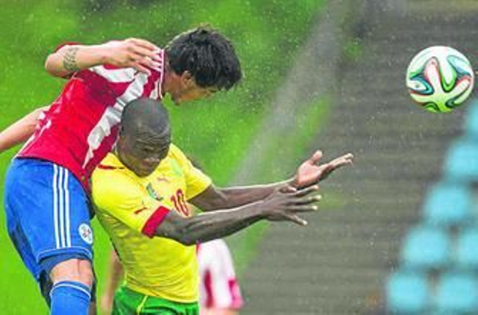 Gustavo Gómez despeja con contundencia en un Paraguay-Camerún.