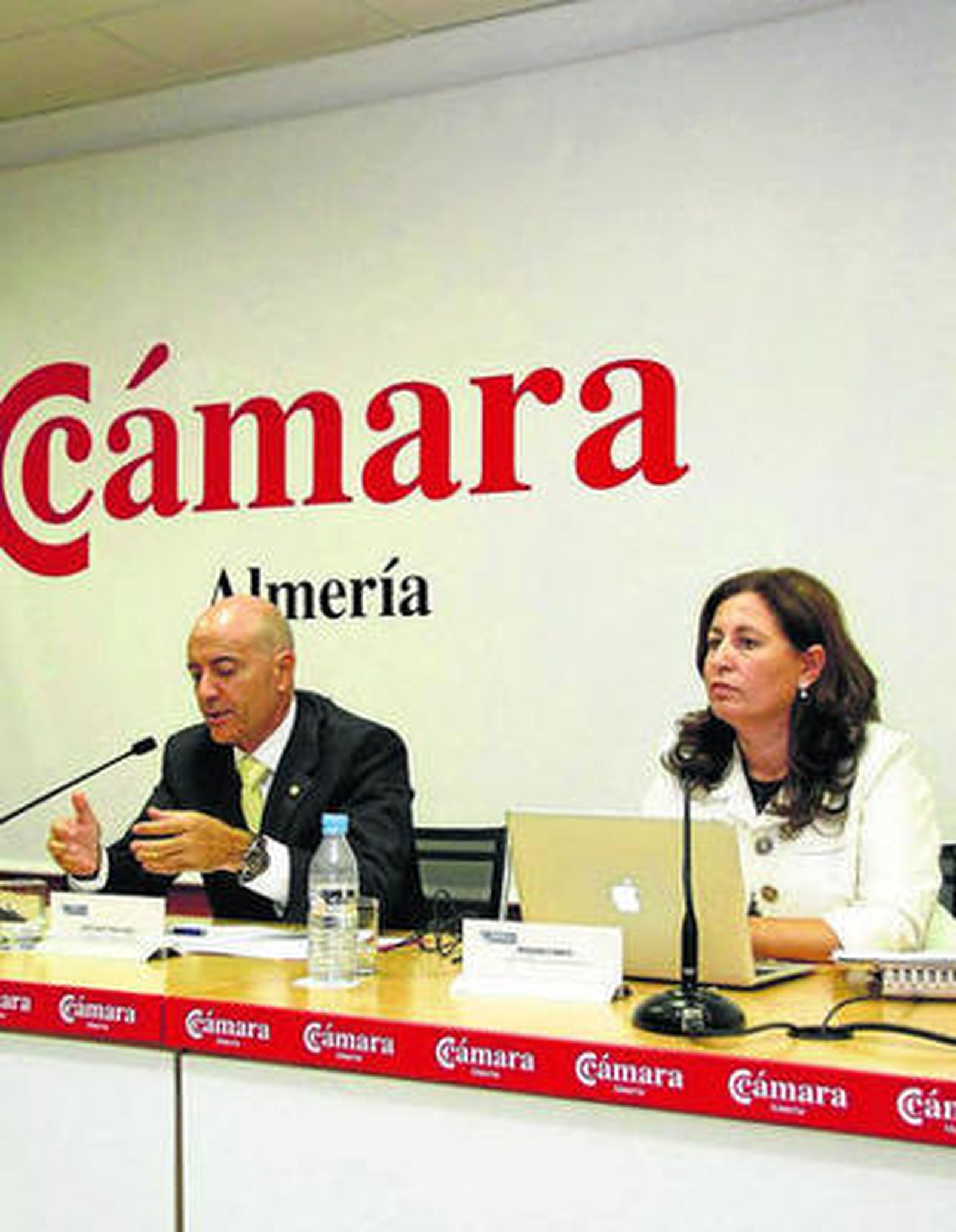 Diego Martínez Cano y Trinidad Cabeo, ayer en Almería.