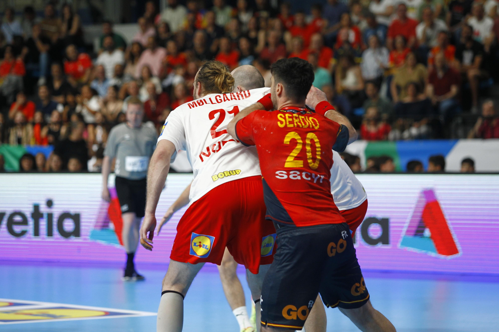 Imágenes del España-Dinamarca de la EHF Euro Cup de balonmano, en Almería