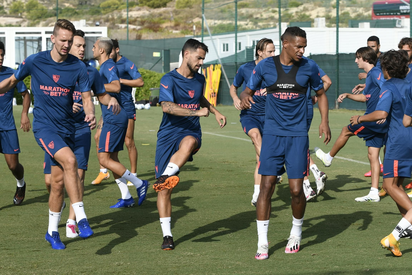 La plantilla sevillista se ejercita en Algorfa