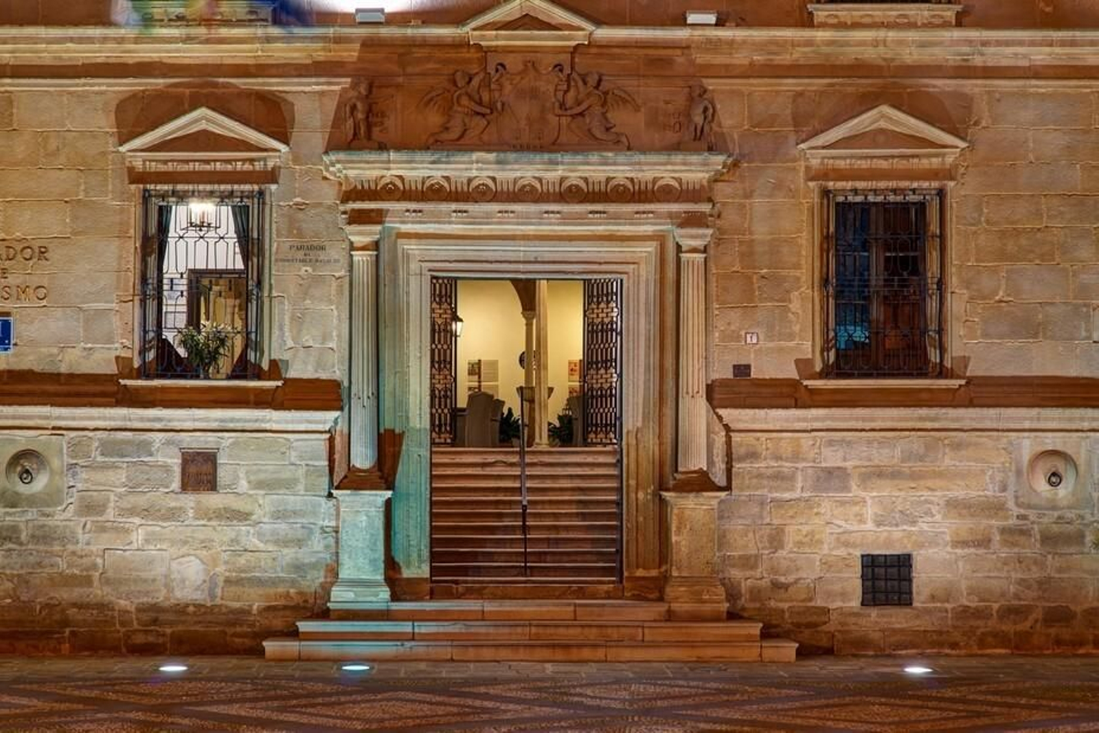 El Palacio del Deán Ortega es el primero que se transformó en Parador Nacional de Turismo y lo hizo en 1930.