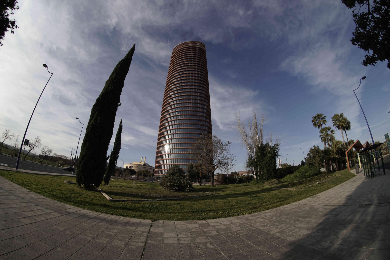 La plaza Alfredo Sánchez Monteseirín dará nombre al espacio ocupado por una dársena para autobuses metropolitanos.