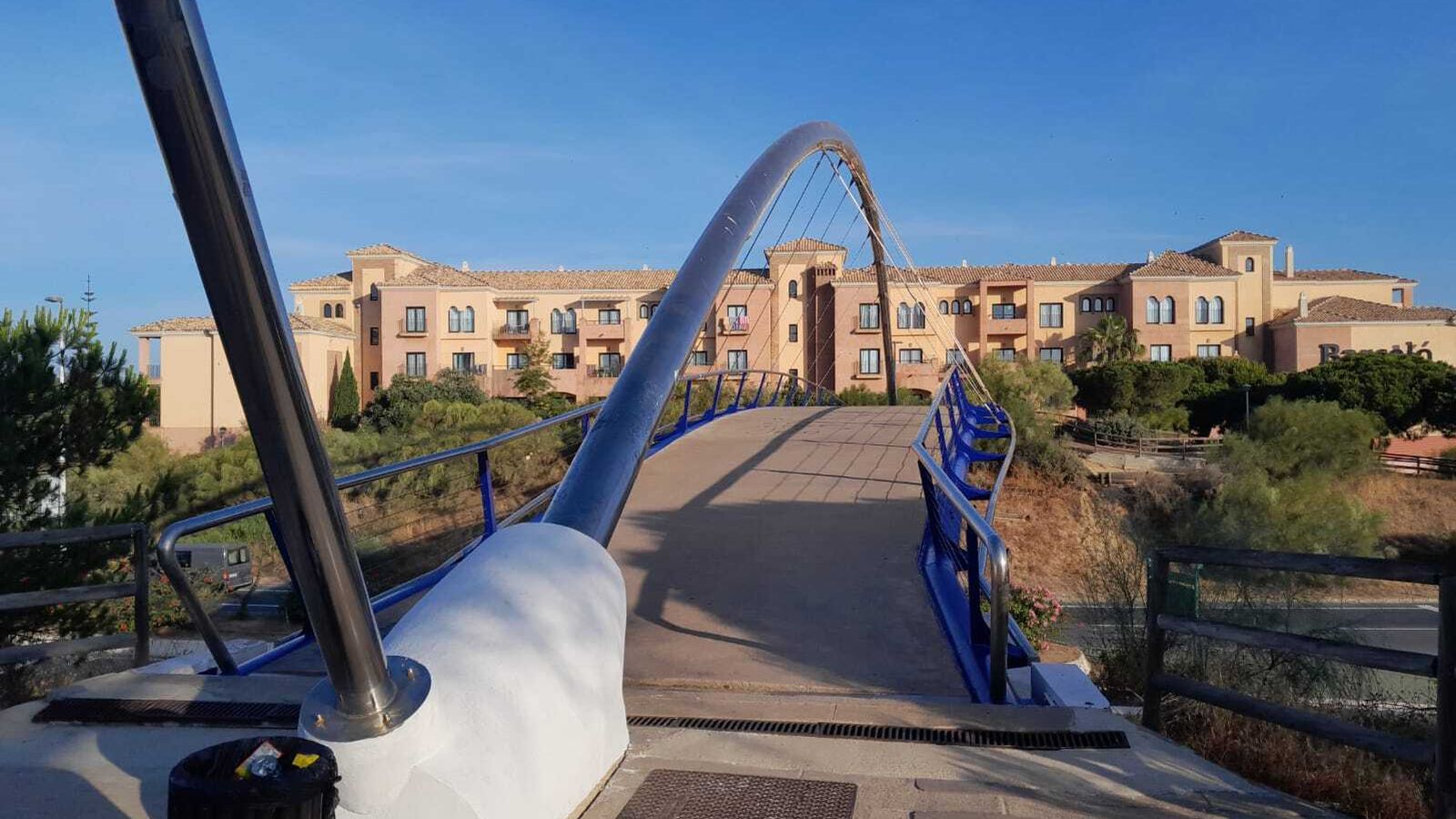 La pasarela peatonal sobre la N-A-497 en Punta Umbría.