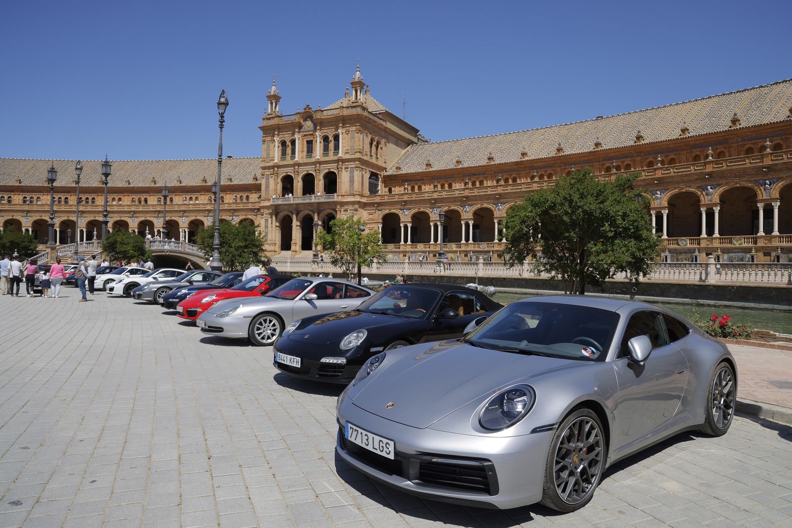 Las imágenes del 60º aniversario  del Porche 911 en la Plaza de España de Sevilla