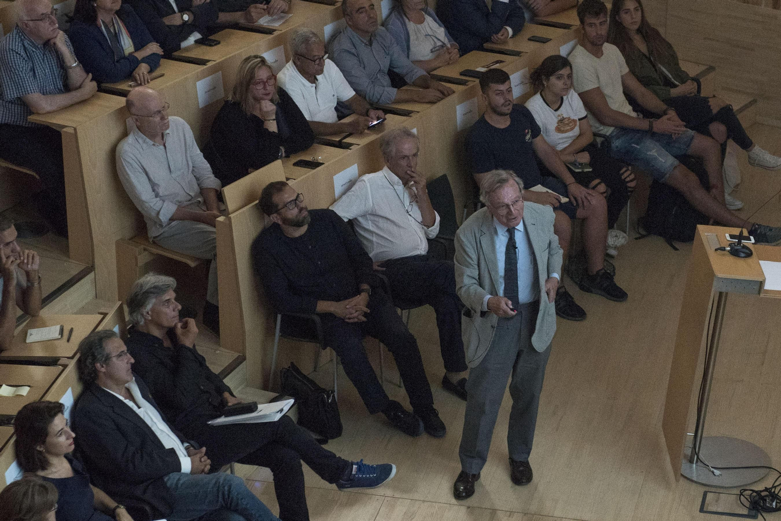 Aula Magna de la Escuela de Arquitectura, abarrotada para ver a Rafael Moneo.