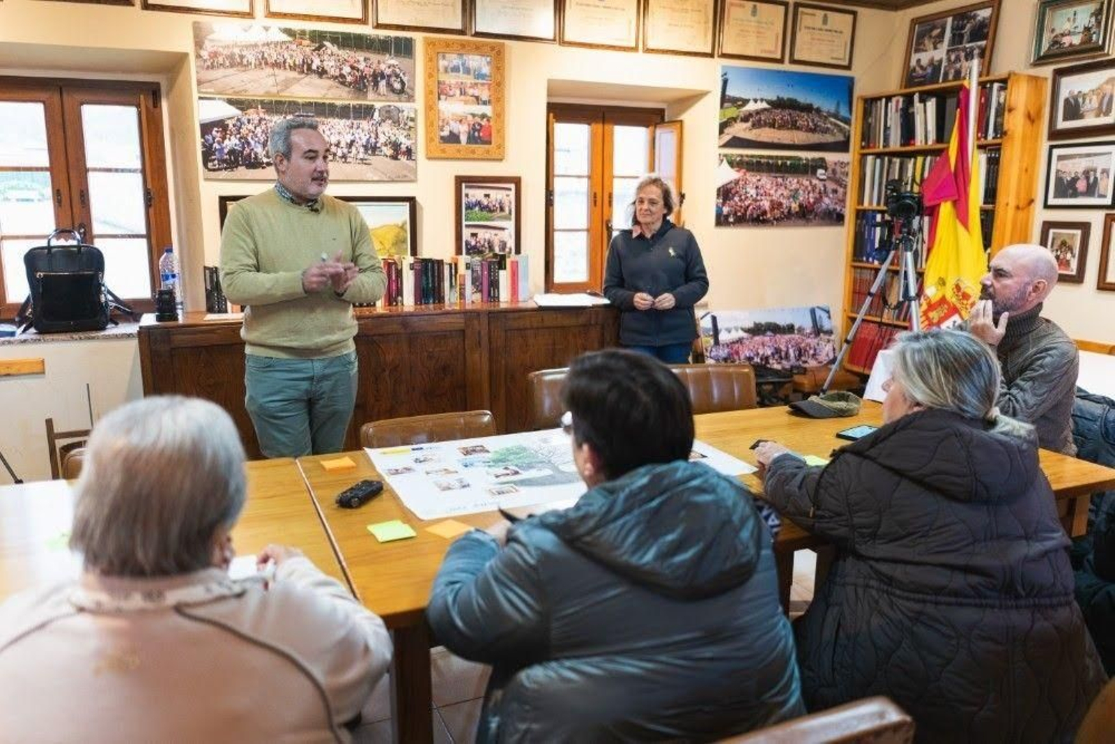 Javier López, responsable de Cruz Roja Andalucía para el proyecto Click_A de inclusión digital, participa en uno de los talleres estudiados