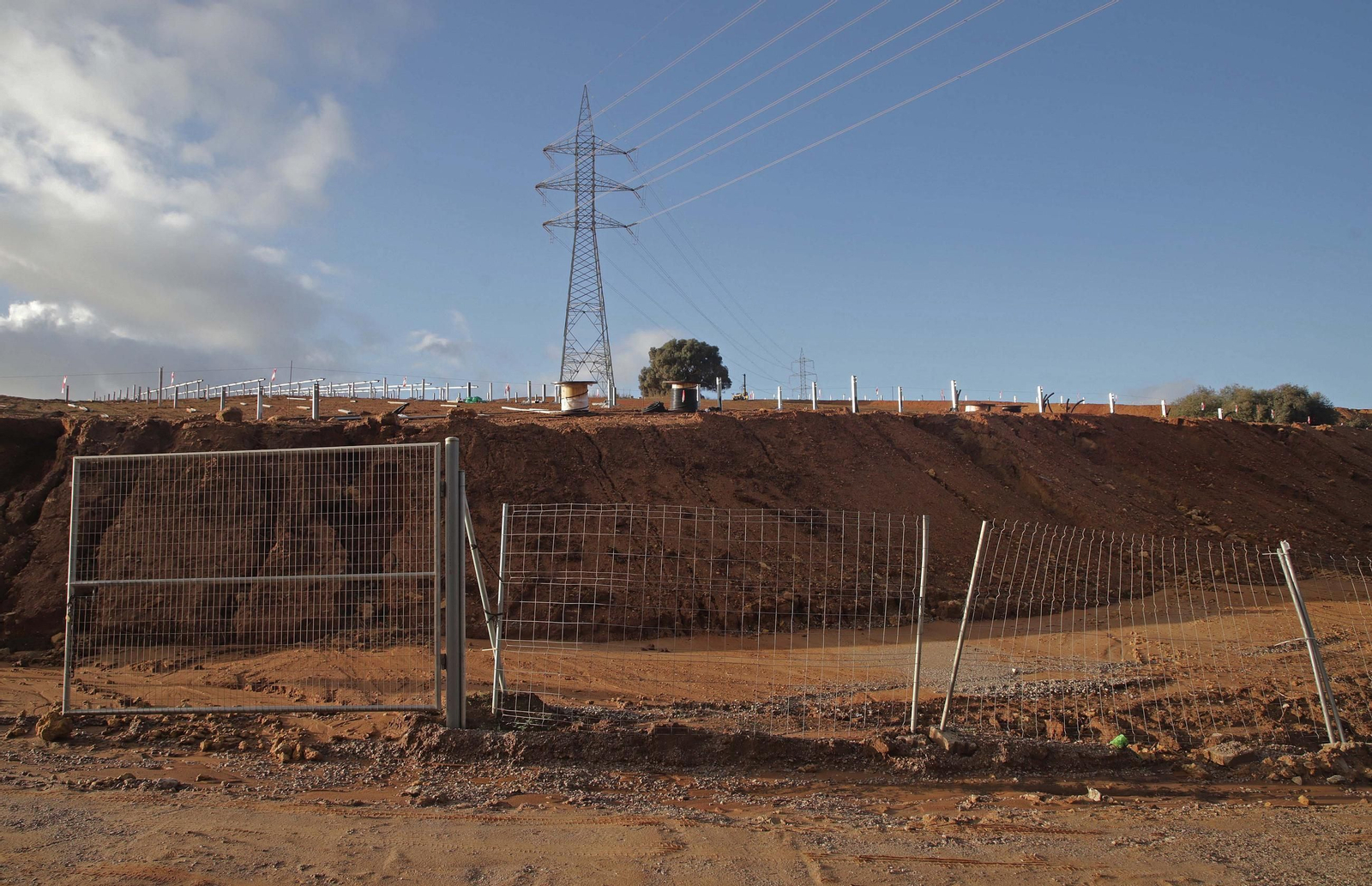 Fotos de las labores de limpieza y retirada de barro en la carretera CA-9203, que une Pinar del Rey con la Estación de San Roque