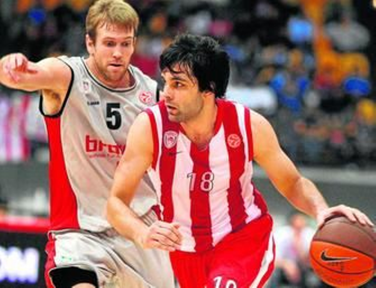 Teodosic bota ante la defensa del jugador del Bamberg Goldberry.