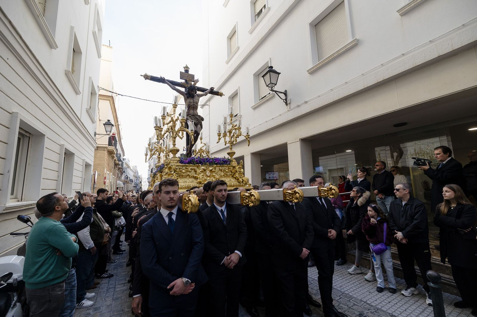 Las imágenes del vía crucis del Cristo de la Misericordia, de la hermandad de La Palma, a la Catedral