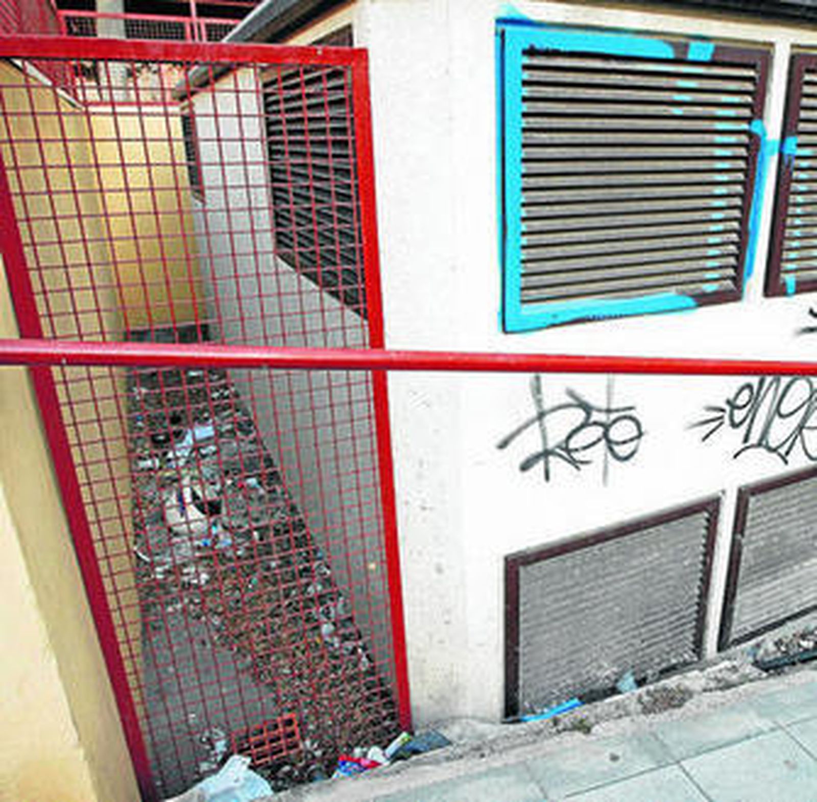 La calle Costa del Sol presenta en varios de sus puntos esta imagen, suciedad.