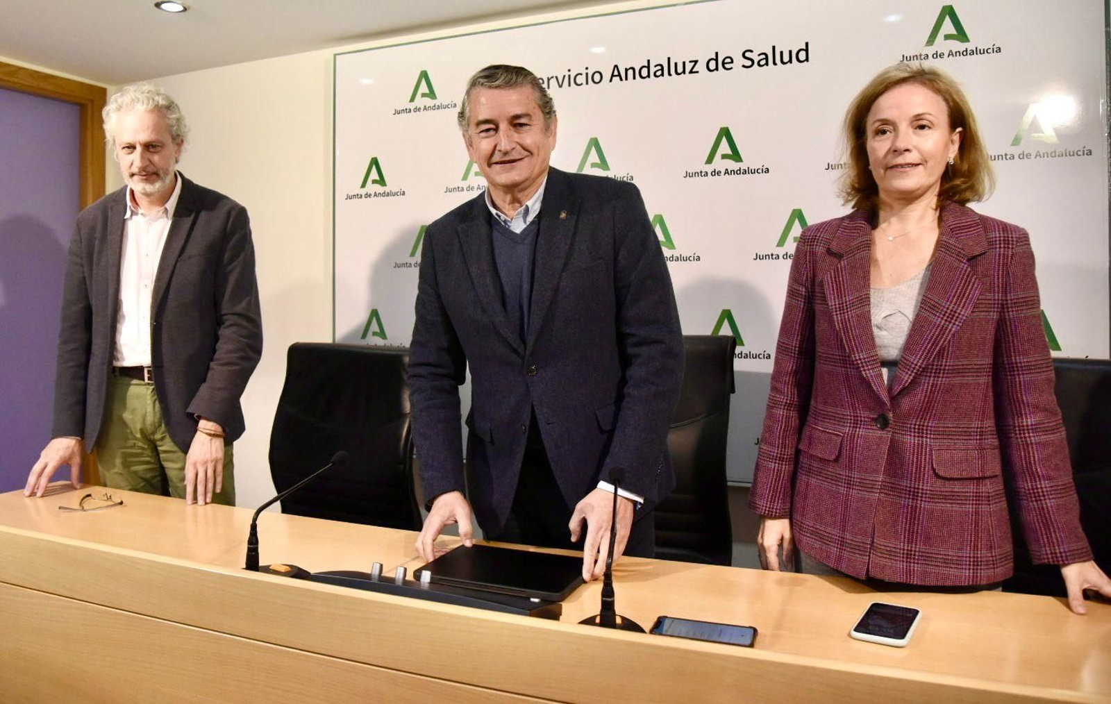 El consejero de Sanidad, Antonio Sanz, junto a la gerente del SAS, Valle García, atienden a los medios.