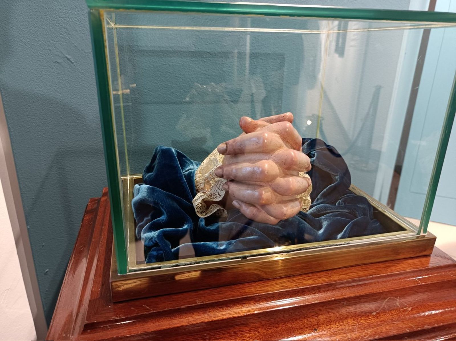 Manos entrelazadas de la Virgen de las Aguas en una exposición