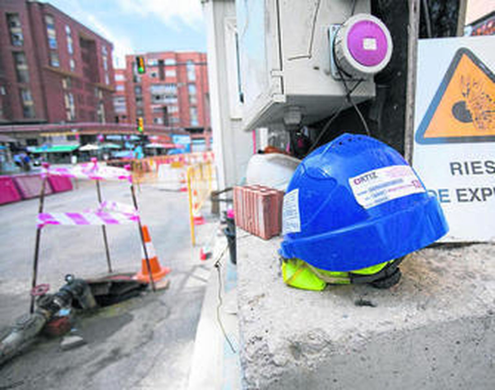 Material de los operarios en las obras del Metro en el Perchel, ayer.