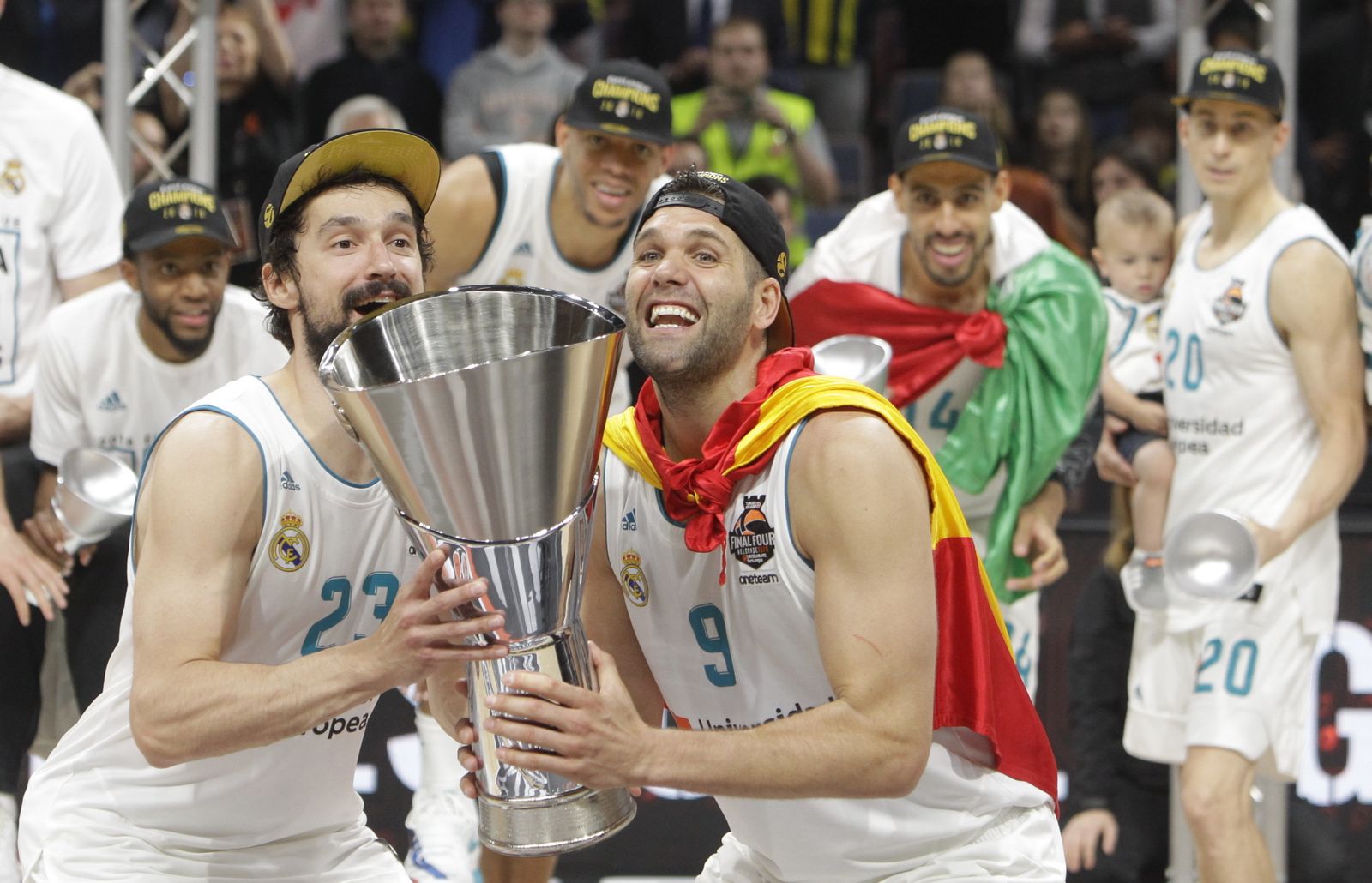 Llull y Felipe Reyes, con el trofeo.