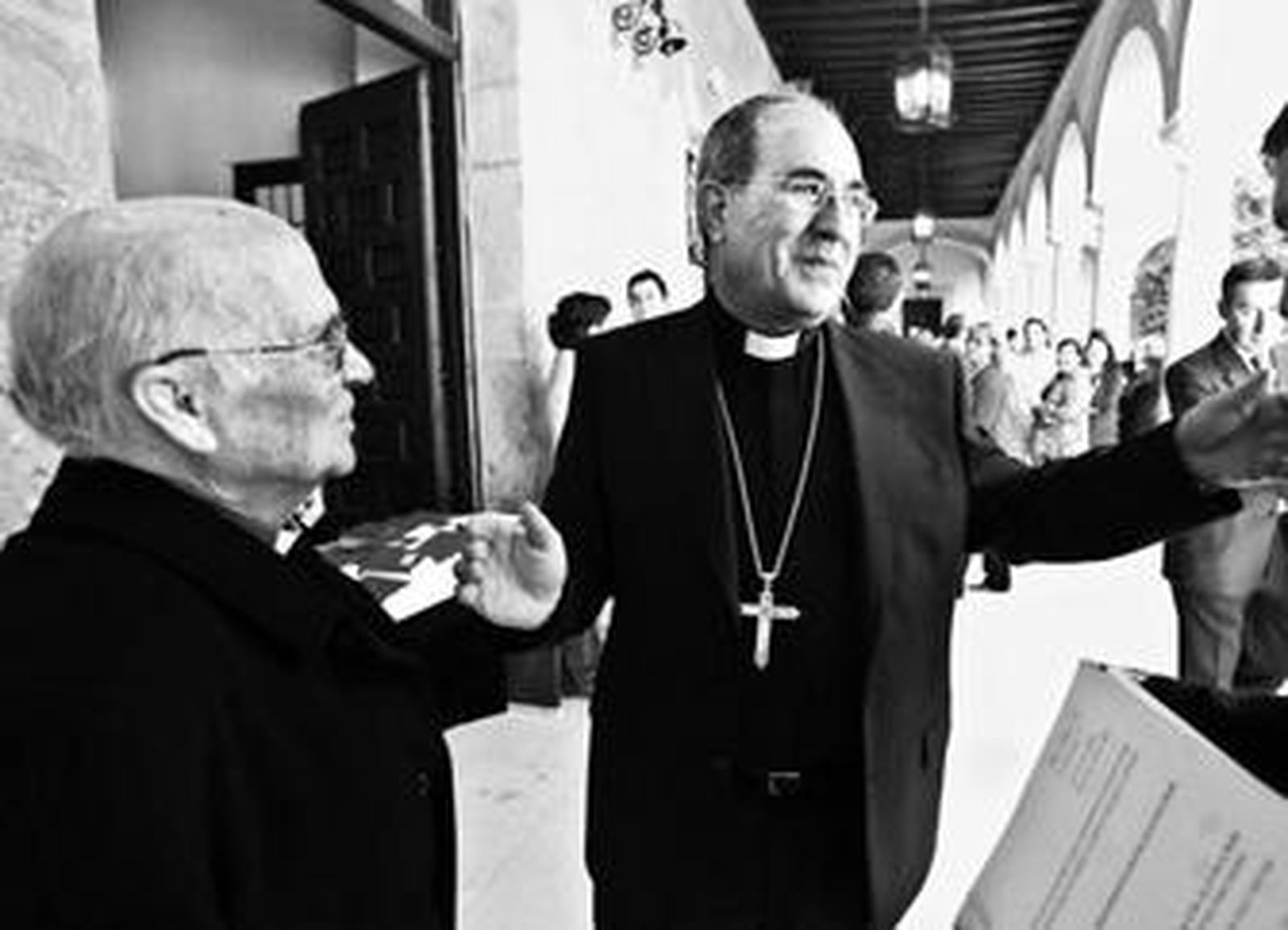 Monseñor Asenjo recibe la felicitación de sus compañeros sacerdotes.