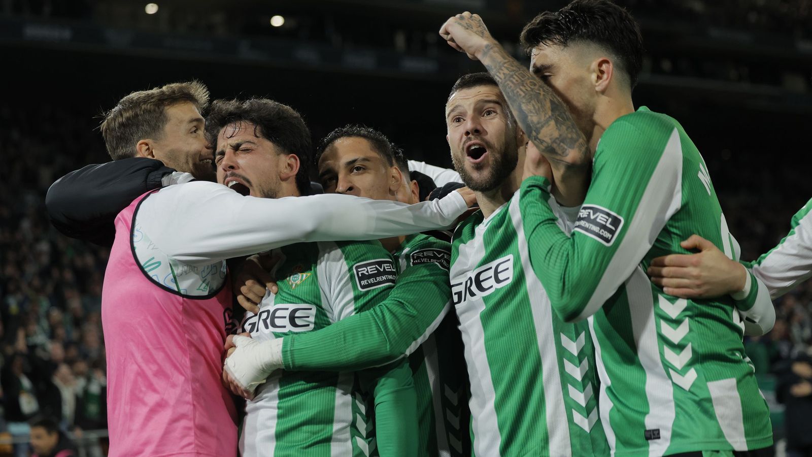 Los jugadores del Betis festejan el segundo gol, obra de Fornals.