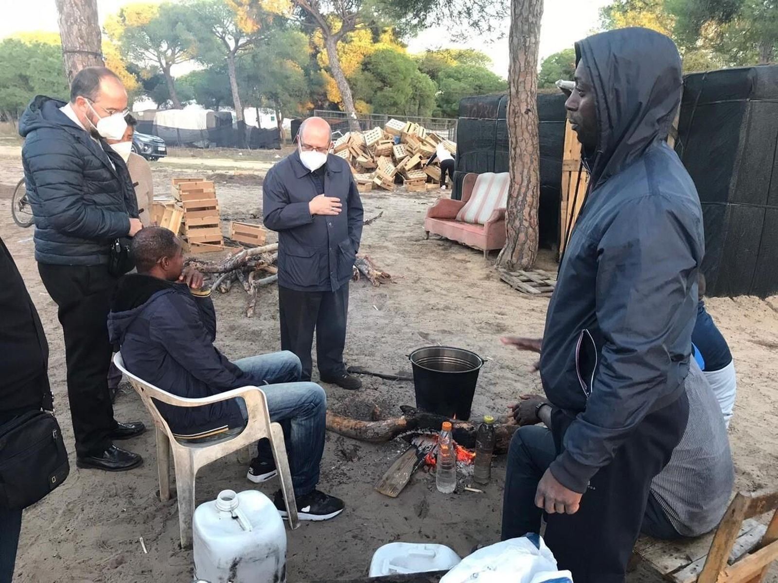 El obispo Santiago Gómez conversa con unos migrantes en Las Madres.