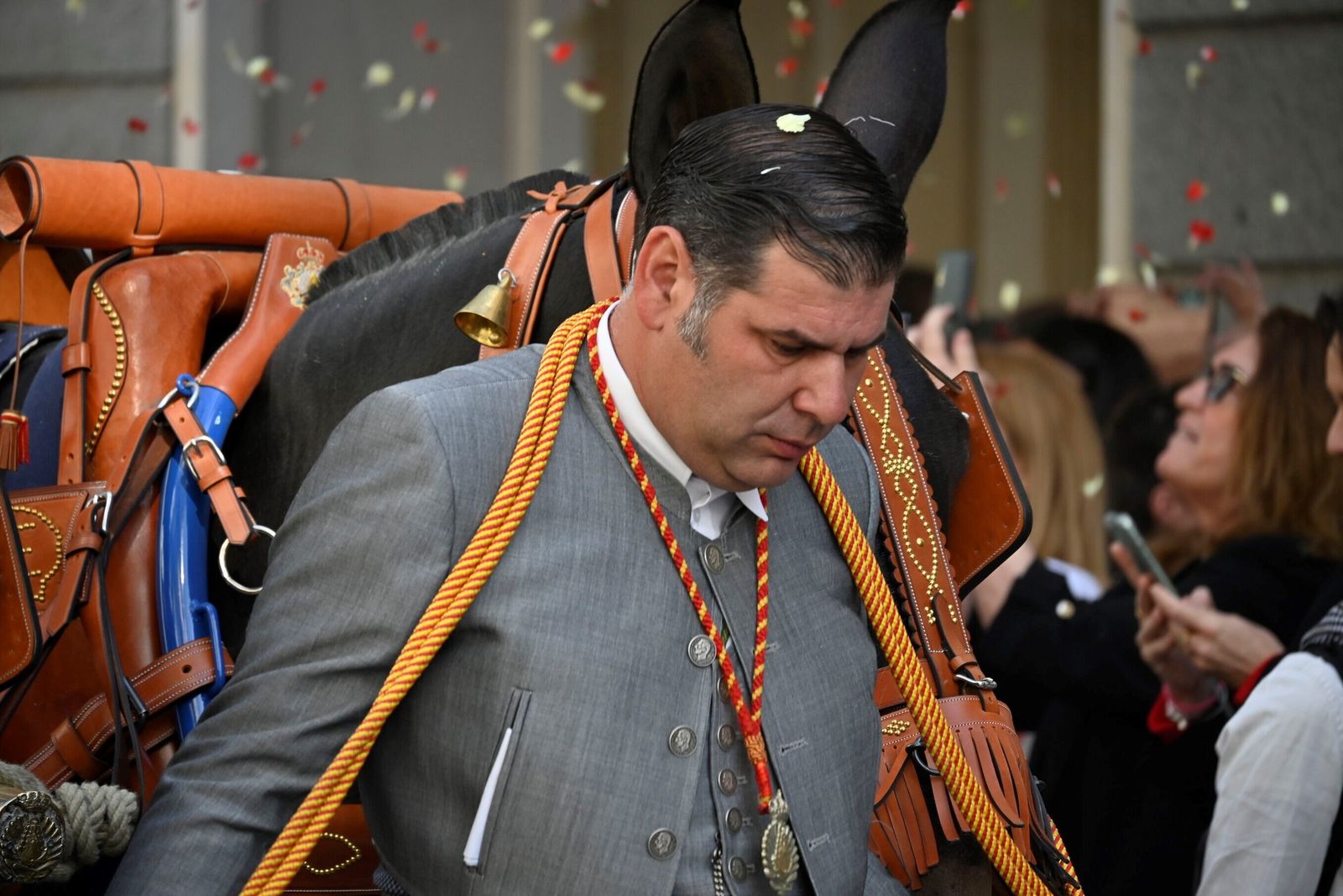 Imágenes de los peregrinos de la Hermandad de Emigrantes en su salida por las calles de Huelva