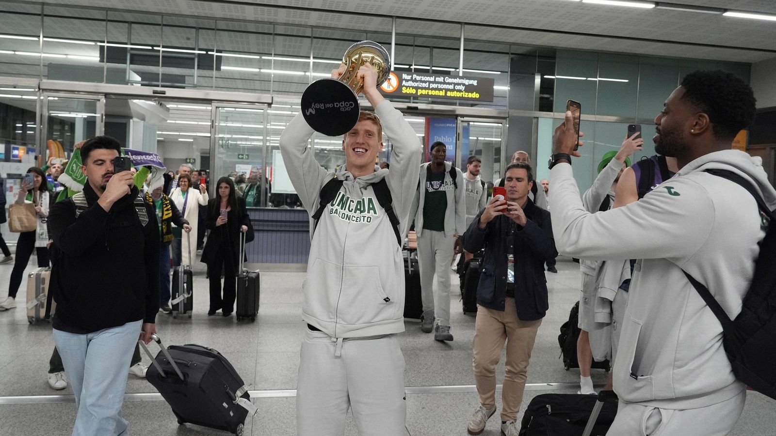 Alegría y éxtasis en la llegada del Unicaja al aeropuerto
