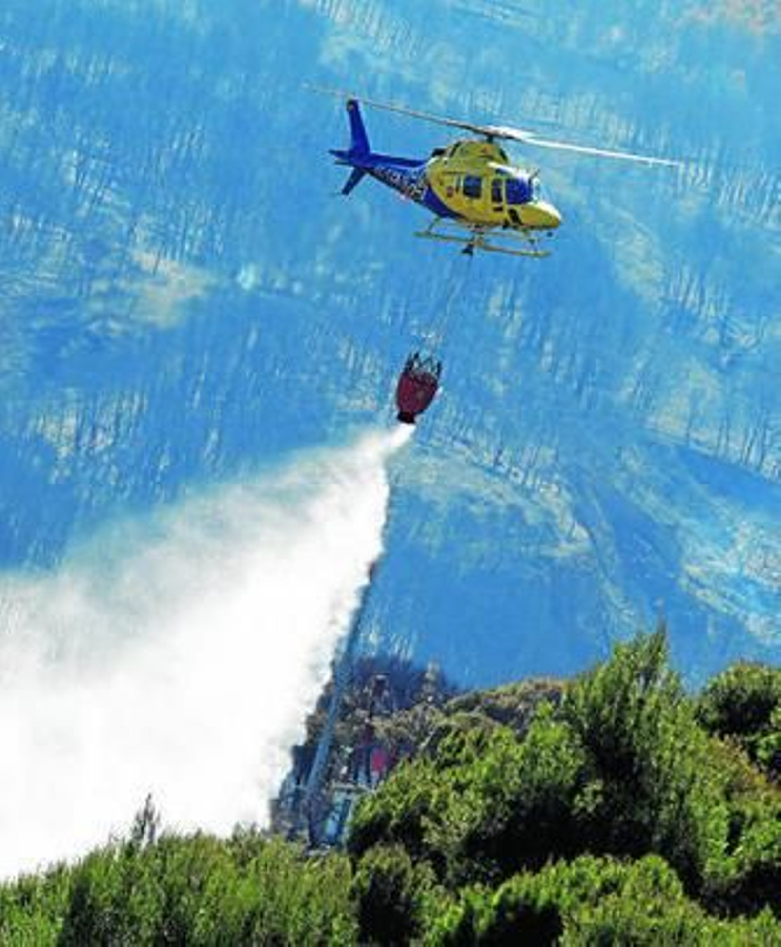 Un helicóptero trabaja en las labores de extinción del incendio del año pasado que se produjo en Cenes de la Vega.