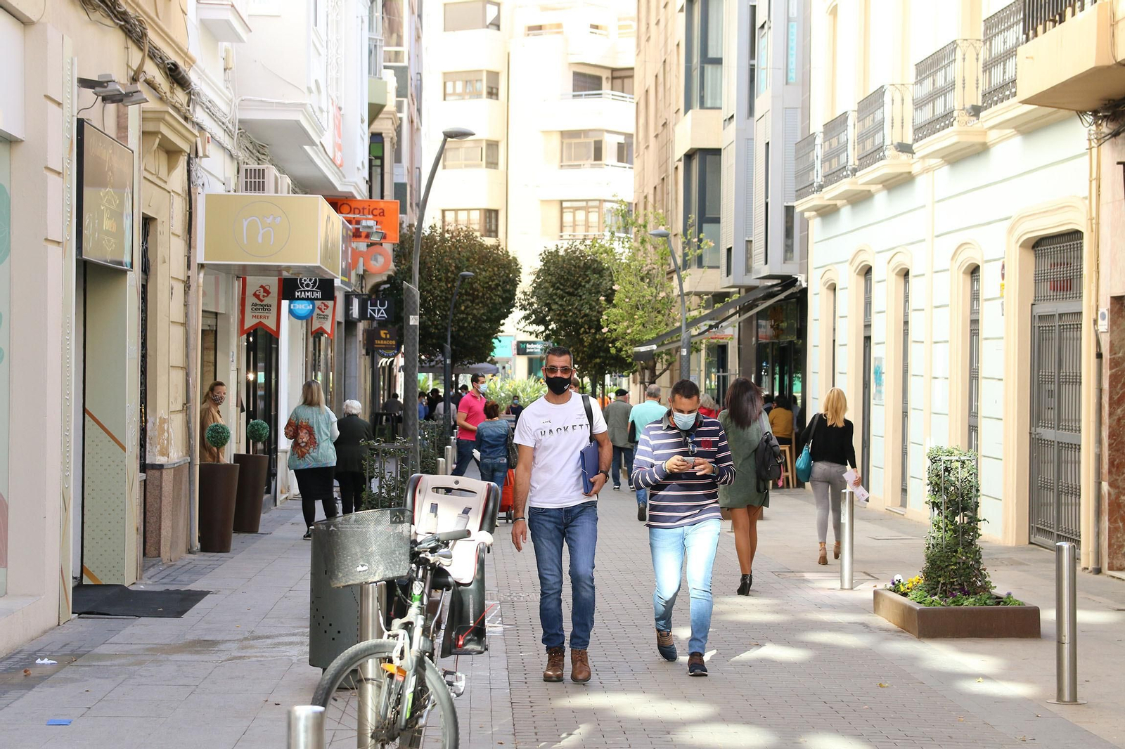 Con el buen tiempo y la reducción de restricciones, las calles de Almería recuperan la vida.