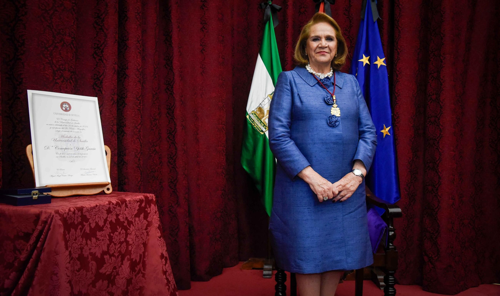 Imposición de la Medalla de la Universidad de Sevilla a Concha Yoldi