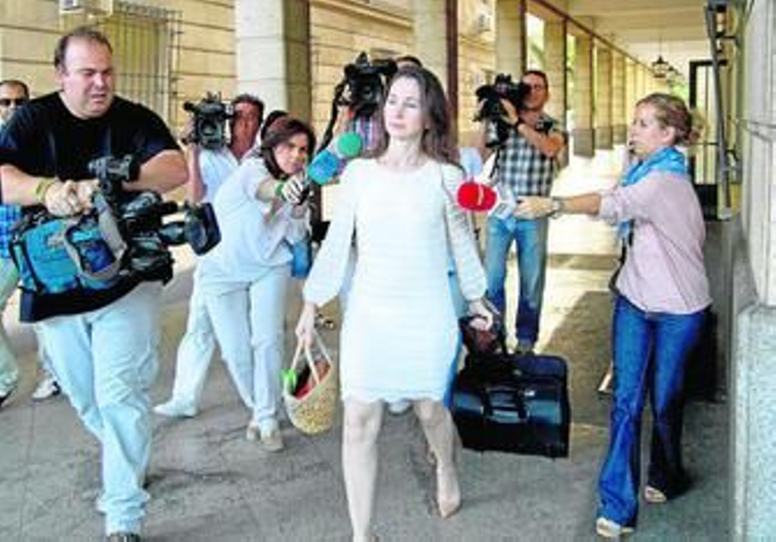 La juez Alaya, rodeada de periodistas, a la salida de los juzgados de Sevilla.