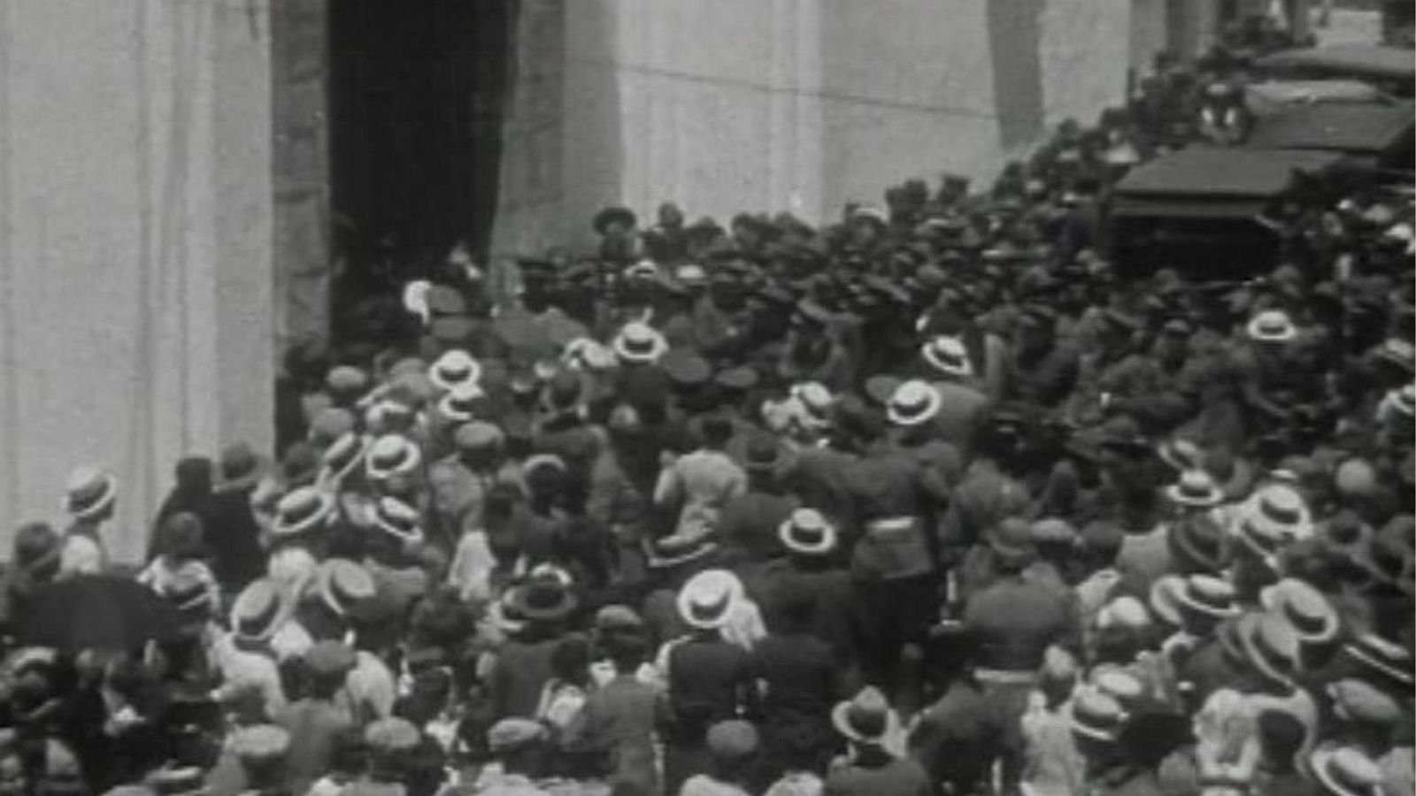 La multitud se agolpa en la Iglesia de la Palma para ver a Ramón Franco. La multitud se agolpa en la Iglesia de la Palma para ver a Ramón Franco.
