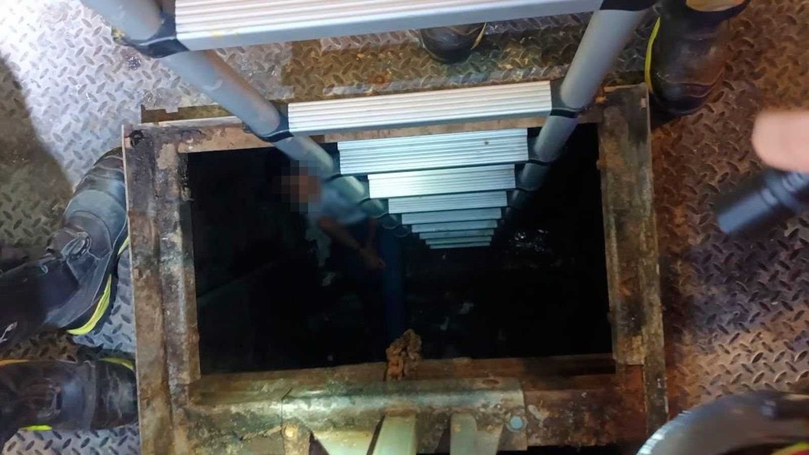 Unas escaleras en el interior del contenedor soterrado.