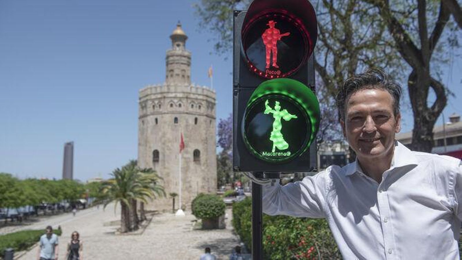 Javier Alba junto a uno de los semáforos de Sevilla con Macarena y Paco