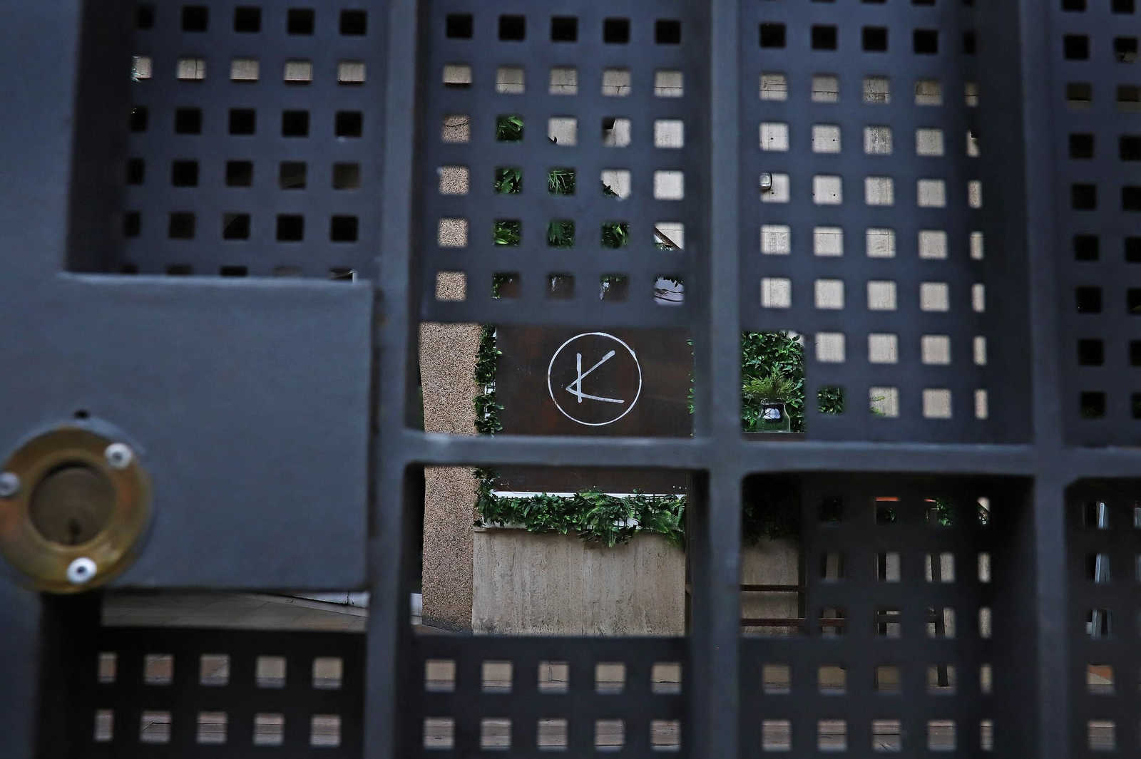 La puerta cerrada de Kapote, este domingo.