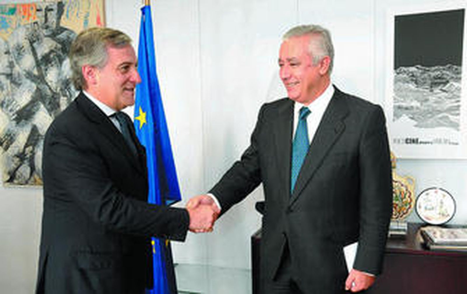 Javier Arenas y el comisario europeo de Transporte, Antonio Tajami, durante la recepción celebrada ayer en Bruselas.