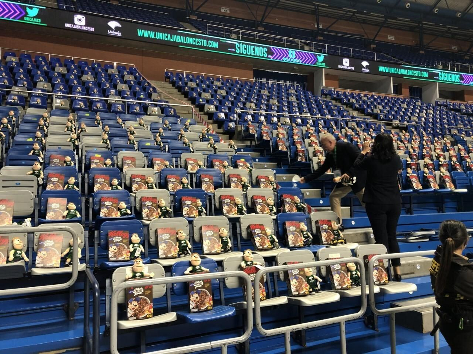 La grada del Carpena, con los chicuis.