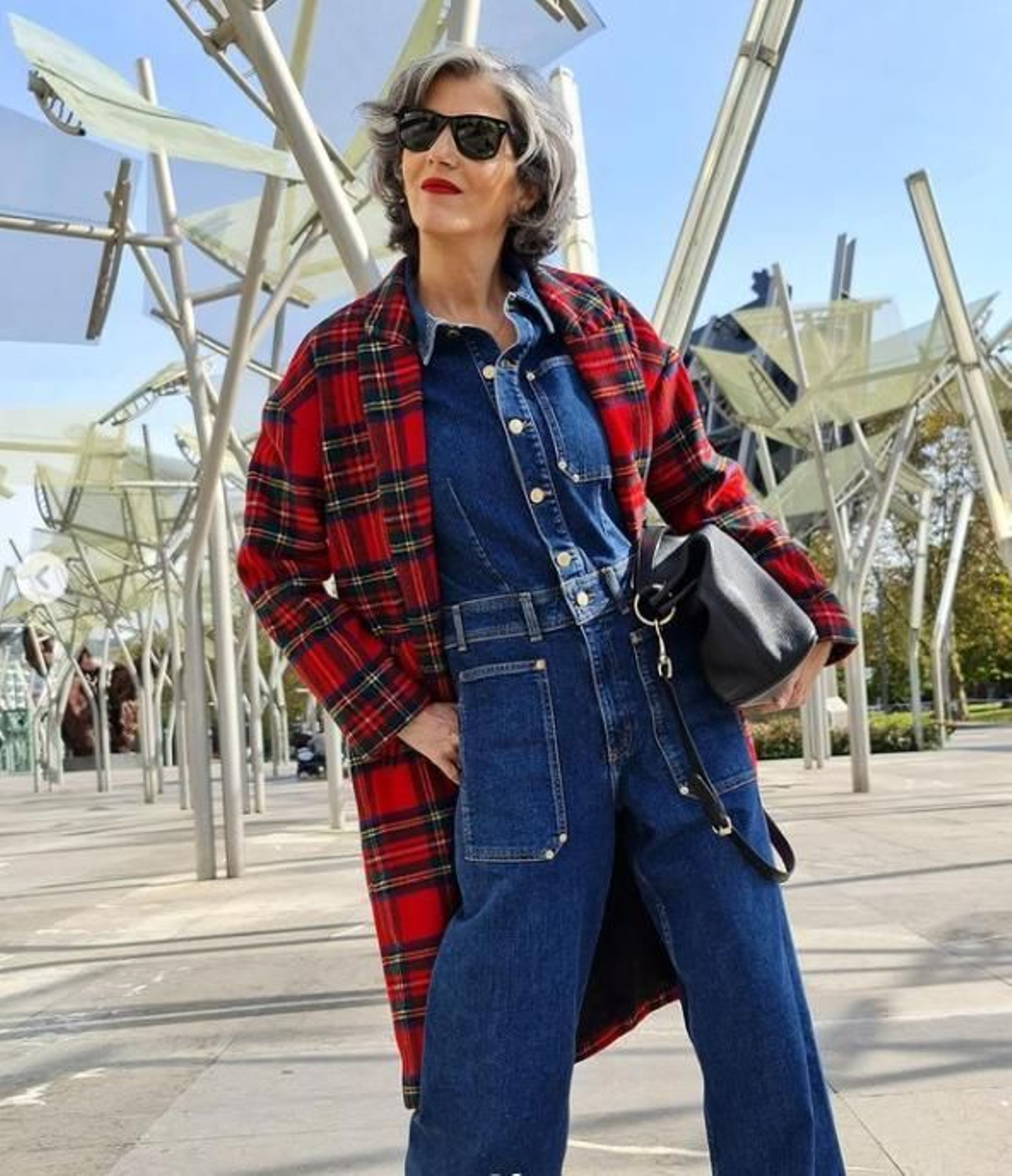 La 'influencer' Carmen Gimeno con la versión otoñal de un 'look' con mono vaquero y abrigo.
