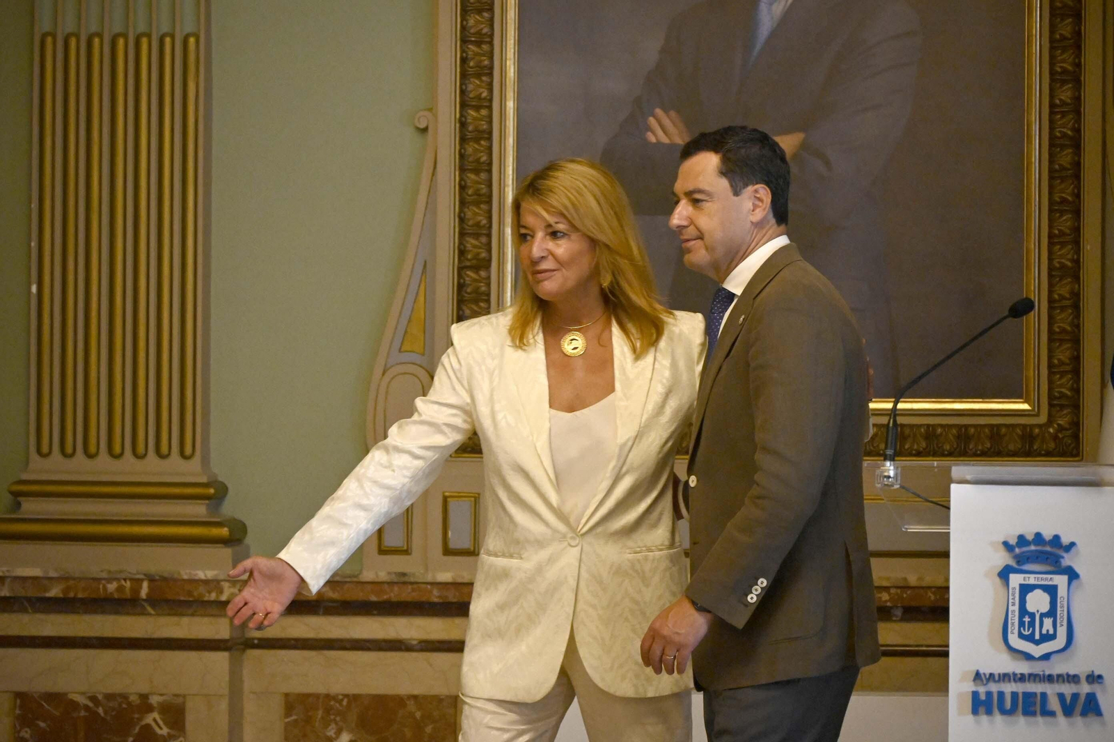 Visita de Juanma Moreno al Ayuntamiento de Huelva, en Imágenes