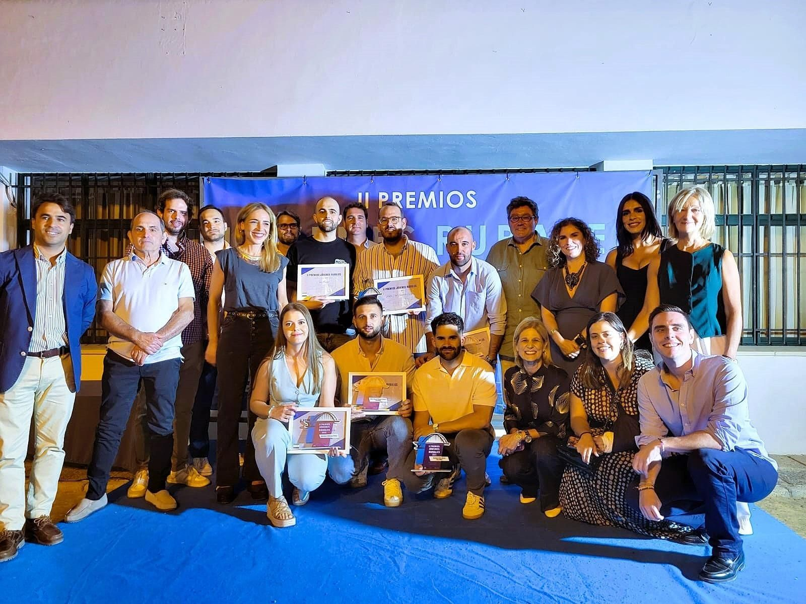 Foto de familia de los II Premios Jóvenes Rurales entragados por Nuevas Generaciones en La Barca