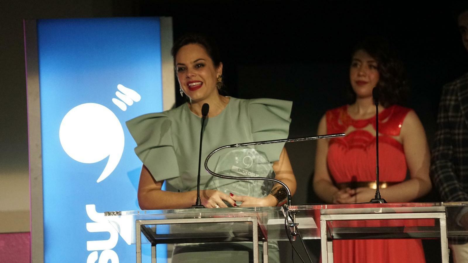 La bloguera de El Estilario recoge su premio.