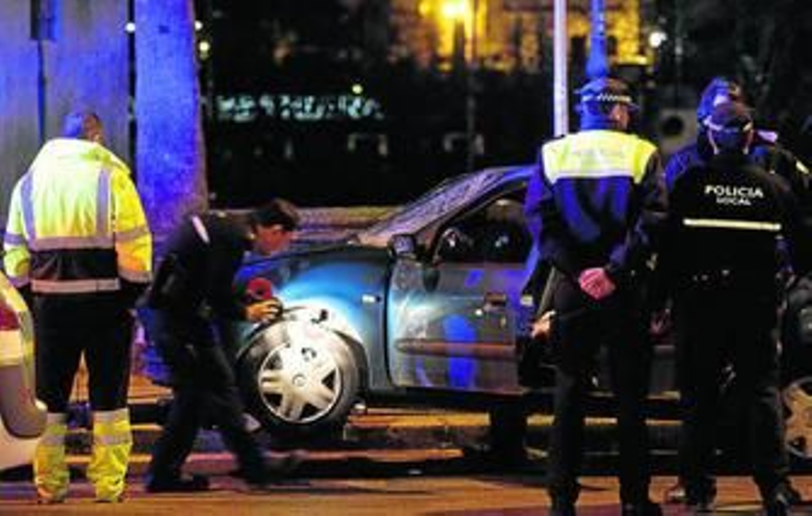La Policía examina el Renault Clio, con la parte delantera destrozada tras el accidente del Paseo de Colón.