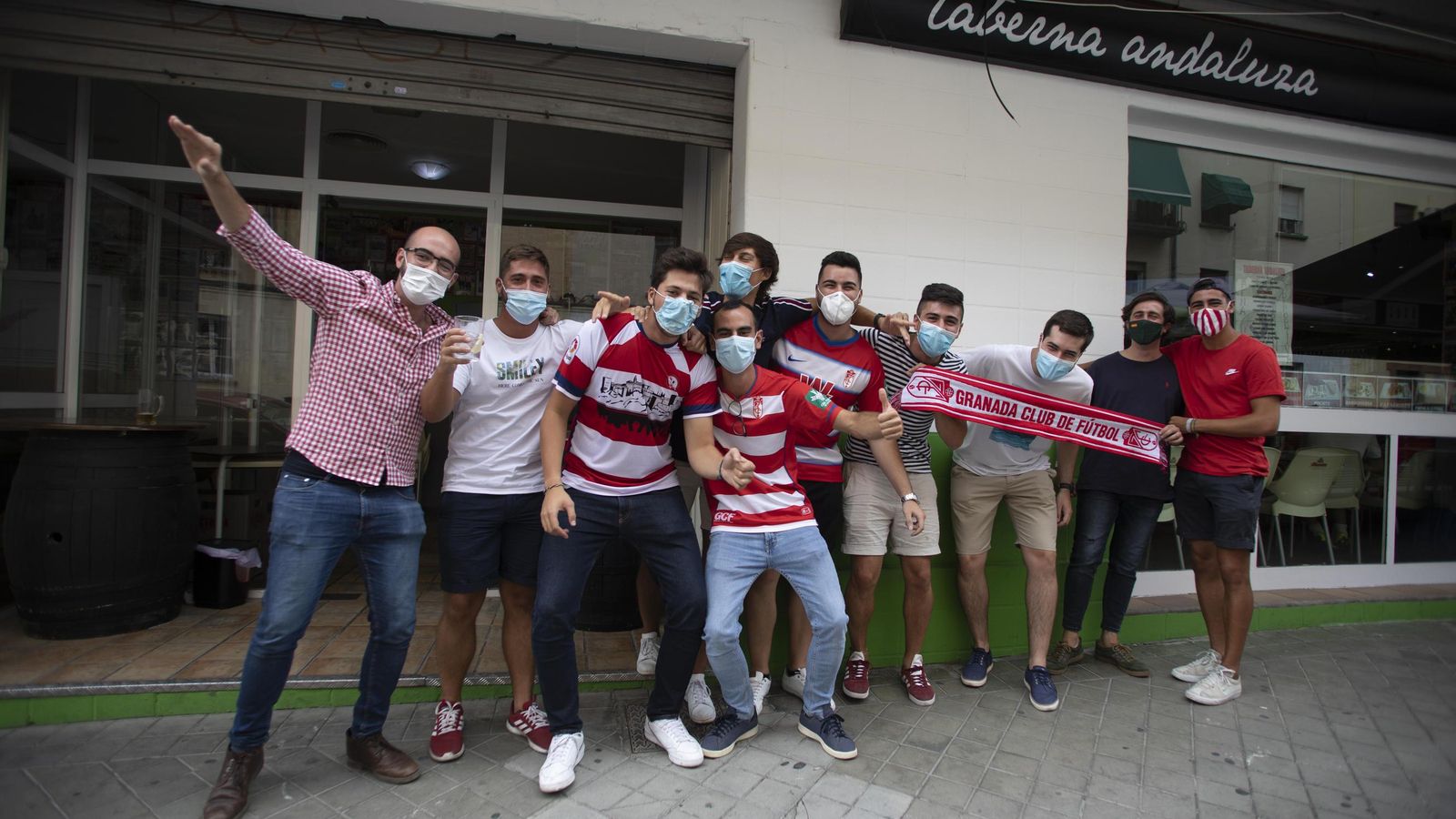 Los aficionados granadinos no quisieron perderse el partido en su lugar de confianza