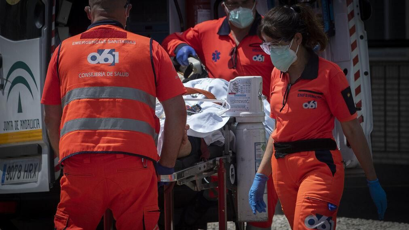 Sanitarios desplazan a un enfermo en un hospital.