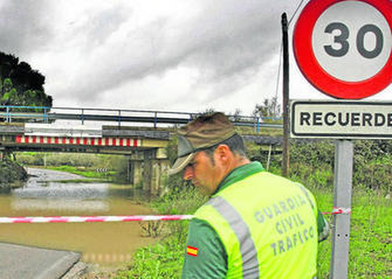 Un guardia civil controla el acceso a la carretera que lleva a El Portal desde la glorieta de la carretera de La Ina.