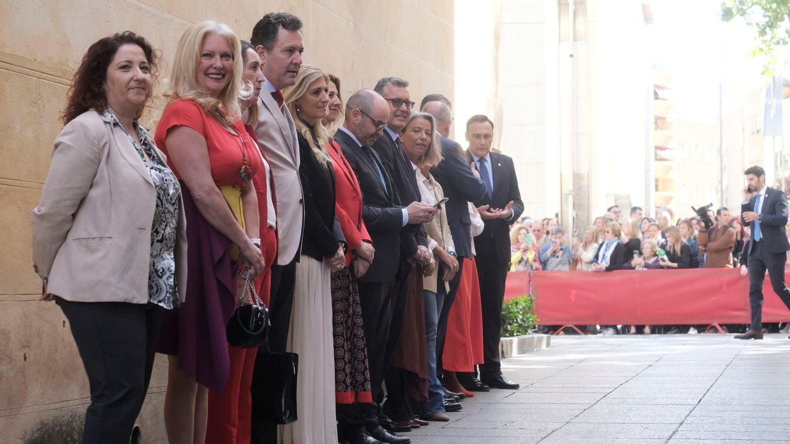 Cristina Pedrajas luce un vestido rojo, amarillo y morado para recibir a la Reina.