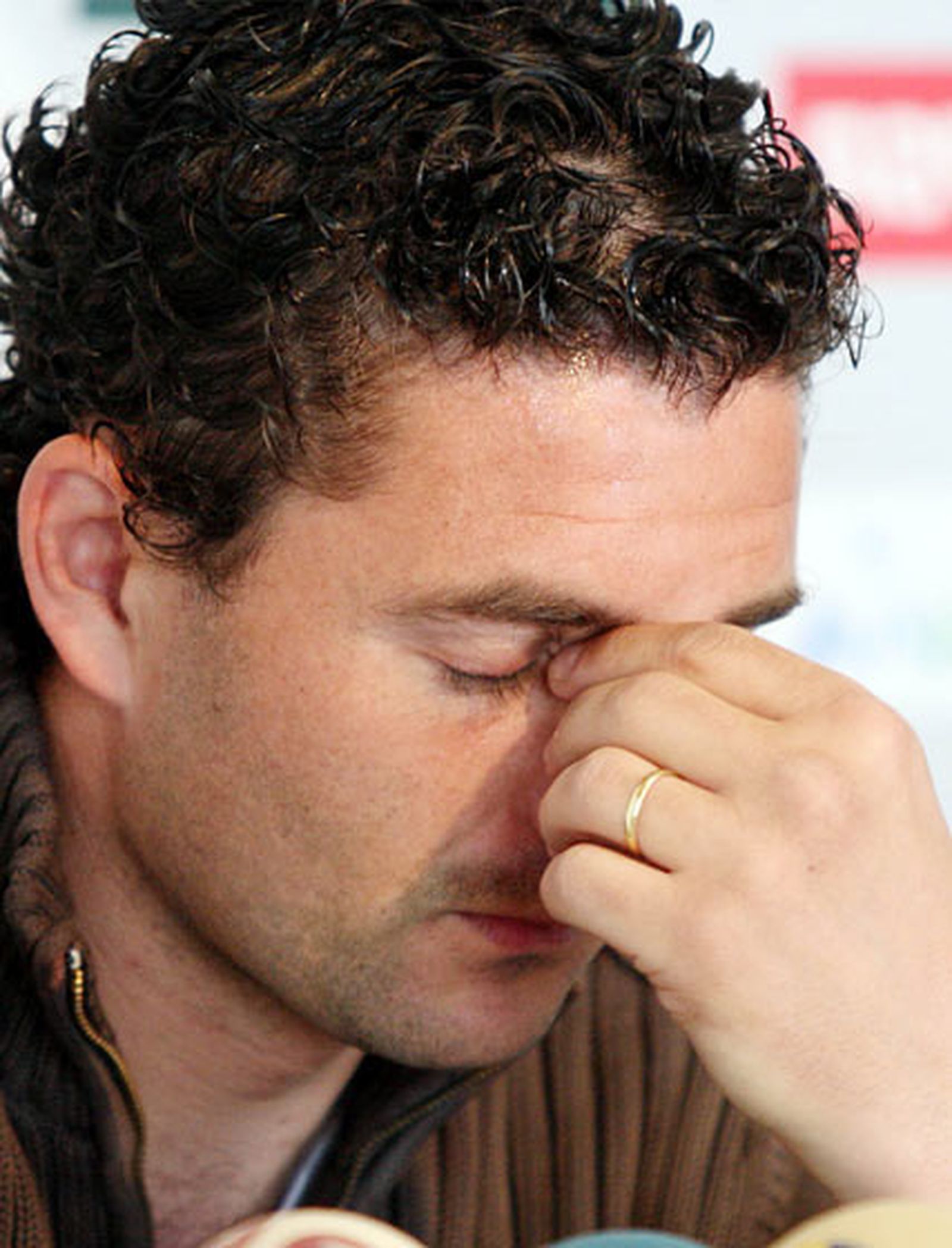 Con más de 150 partidos a sus espaldas, tomó la decisión de dejar el Recre en 2007 para fichar por el Levante en Primera. Pese a todo, la entidad valenciana se encontraba en una mala situación institucional que provocó una temporada para olvidar y la vuelta de Viqueira al Xerez en invierno, cedido